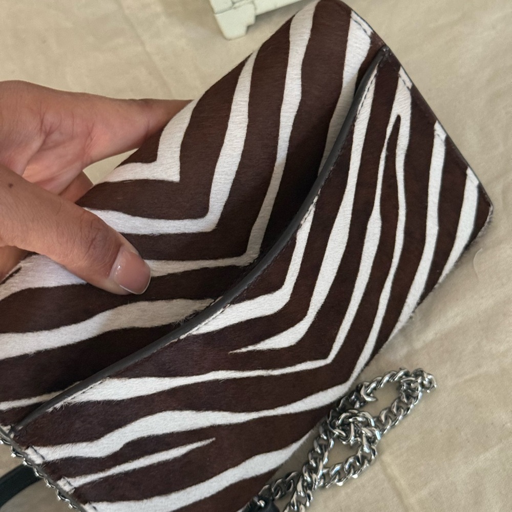 New TORY BURCH WILLA HAIRCALF CHAIN Wallet Crossbody In Zebra - Picture 5 of 11